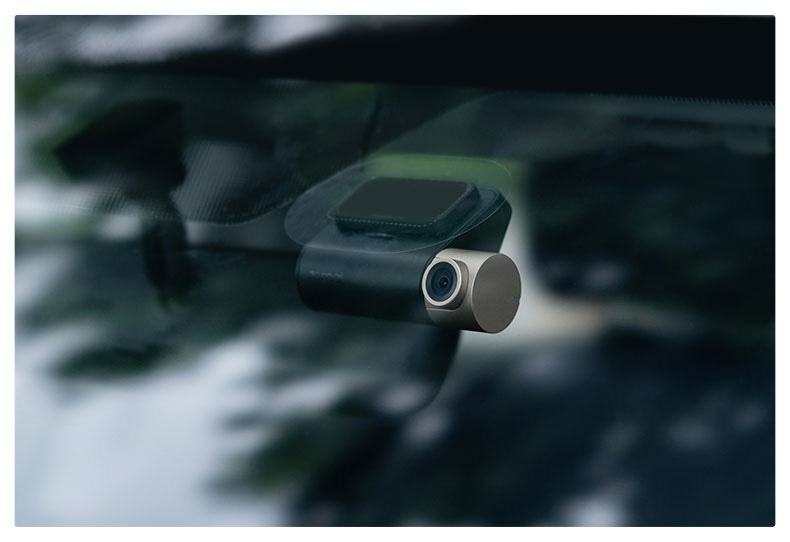 Camera hành trình 70mai pro Lite D08 được dán dễ dàng ở ngay trước kính phía trước mà không làm ảnh hưởng đến tầm nhìn của người lái