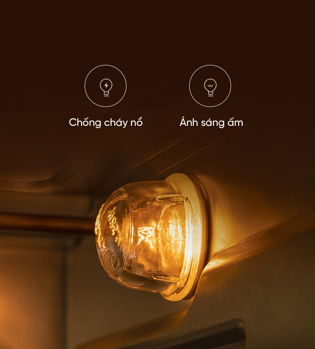 Trang bị đèn chống cháy nổ, ánh sáng đèn có công suất 25W. Bạn sẽ dễ dàng quan sát được sự thay đổi của thực phẩm trong khi nướng